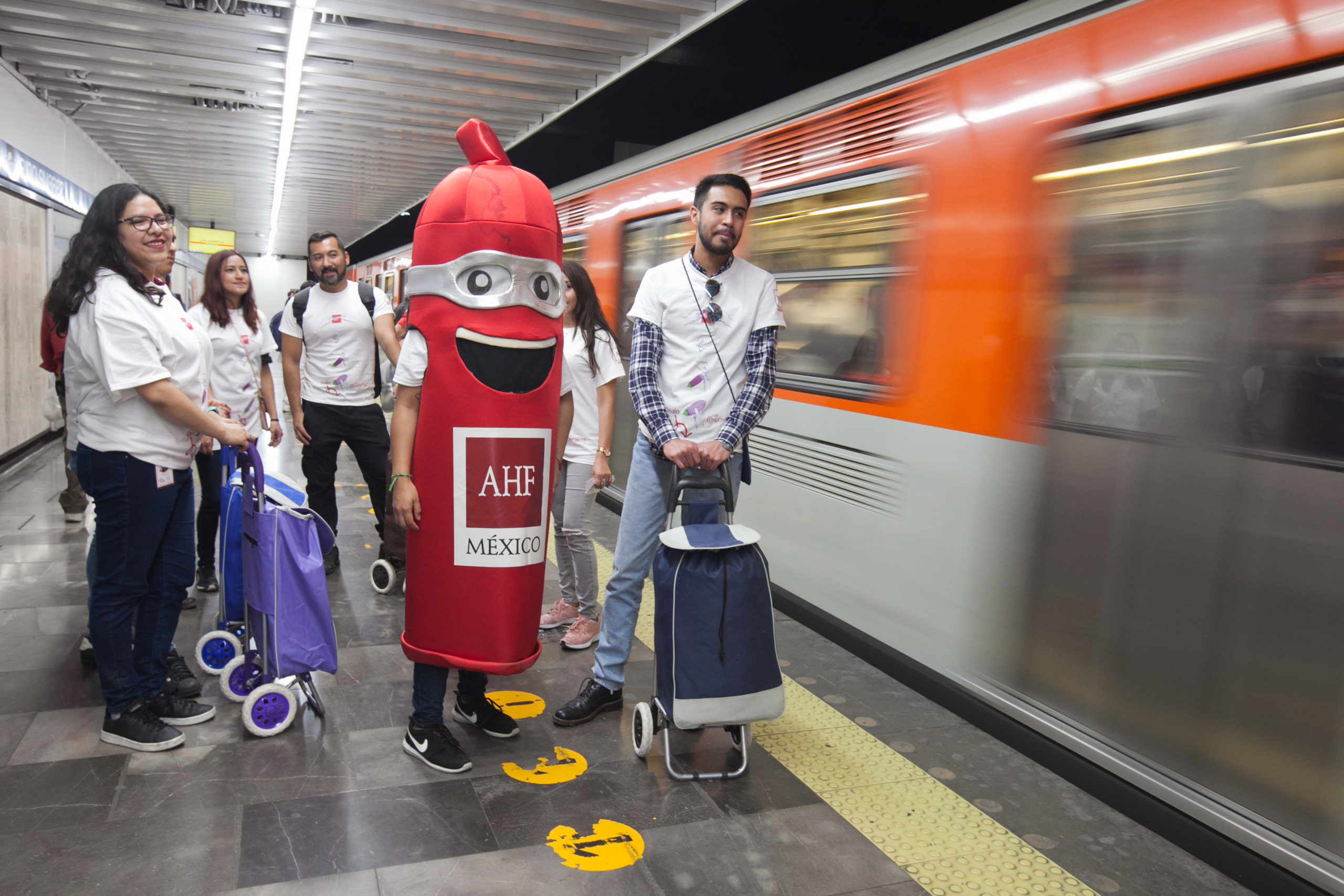 Distribuyen en el Metro miles de preservativos por el Día Internacional del Condón - AHF México Distribuyen en el Metro miles de preservativos