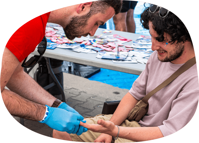 Prueba de VIH realizada en campaña de prevención en México