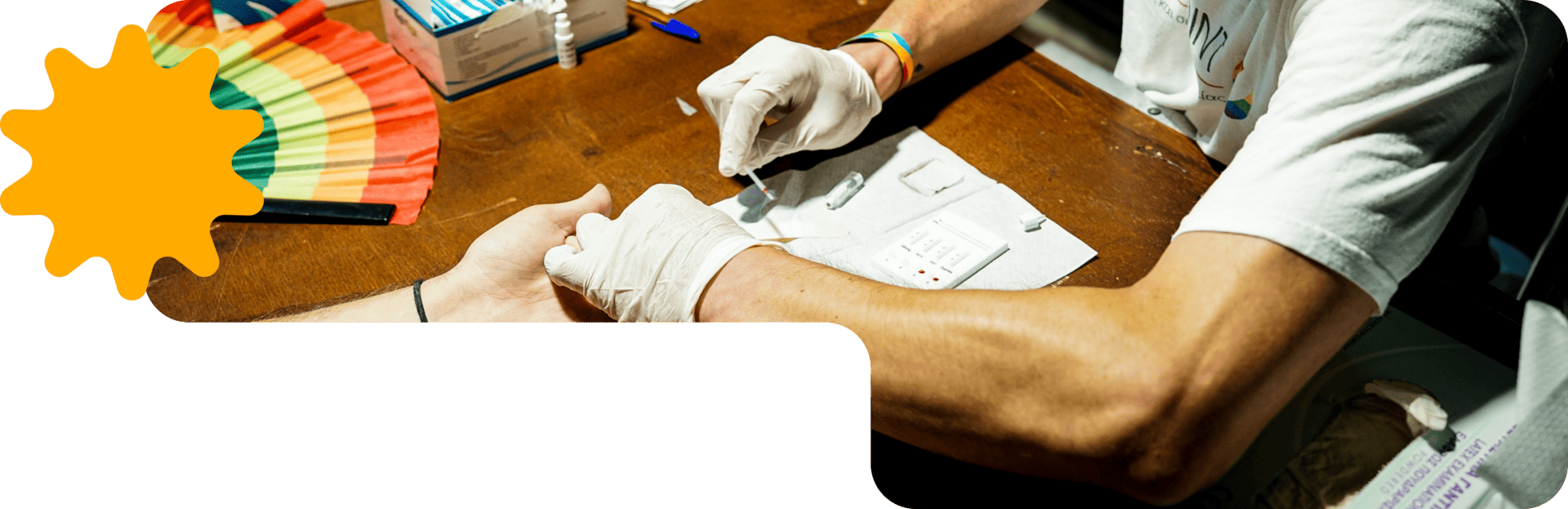 Profesional de salud aplicando prueba gratuita de VIH en México