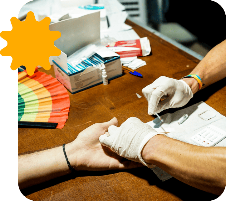 Profesional de salud aplicando prueba gratuita de VIH en México