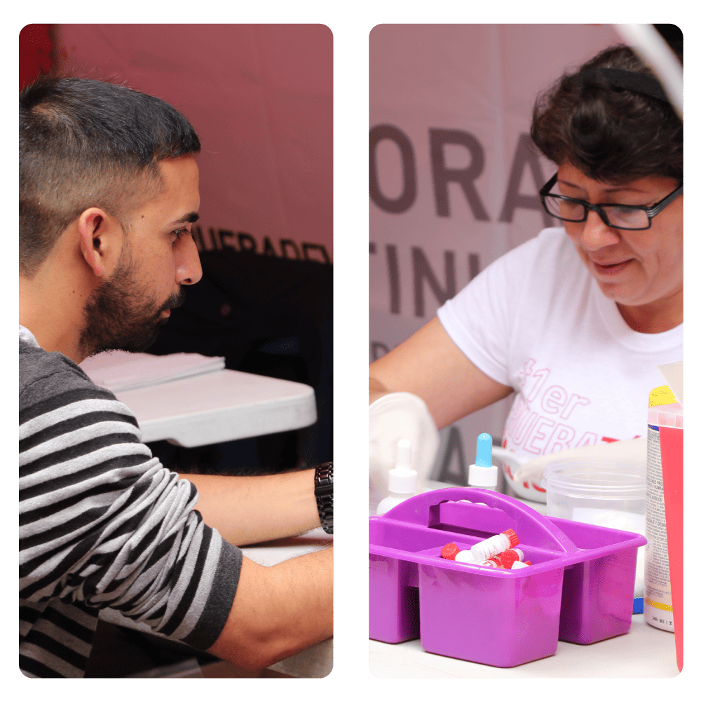 Hombre sentado en mesa durante jornada de salud, en proceso de atención o registro.